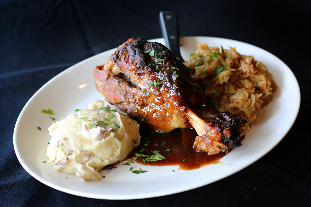 Ofenfrische Schweinshaxe